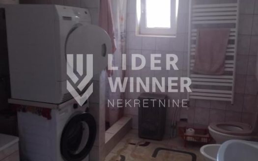 Stan na top lokaciji sa odvojenim ulazom u zgradu