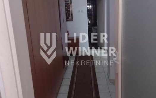 Stan na top lokaciji sa odvojenim ulazom u zgradu