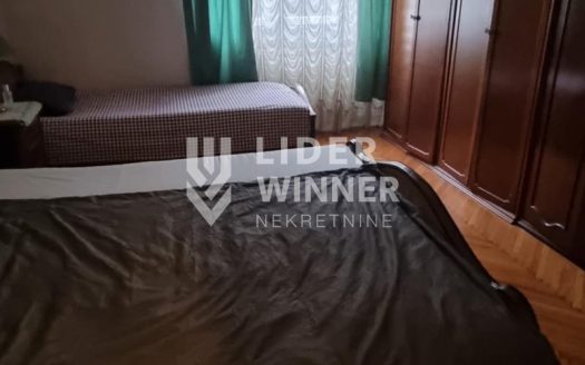 Izvandredan salonac u urednoj zgradi