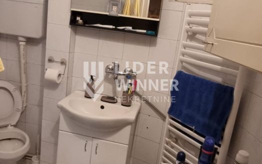 Izvandredan salonac u urednoj zgradi