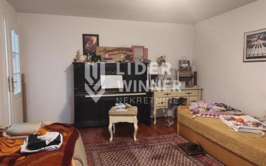 Na prodaju je stan u kvalitetnoj starogradnji kod bioskopa Vozdovac.