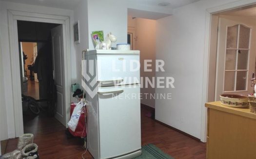 Na prodaju je stan u kvalitetnoj starogradnji kod bioskopa Vozdovac.