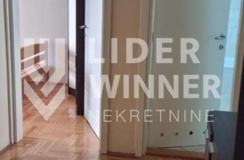 U urednoj zgradi od fasadne cigle