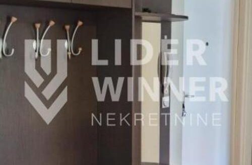 U urednoj zgradi od fasadne cigle