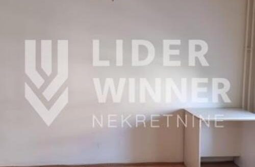 U urednoj zgradi od fasadne cigle