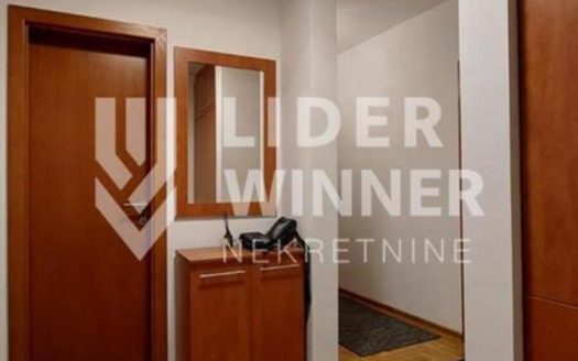 Stan u urednoj zgradi na top lokaciji