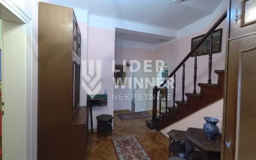 Prodaje se stan na odličnoj lokaciji, komforan u izvornom stanju