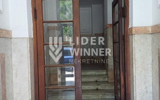 Stan u centru grada sa garažom