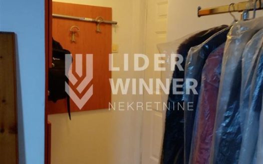 Stan u najužem centru sa parking mestom