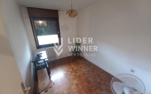 Stan za renoviranje u vojnoj zgradi