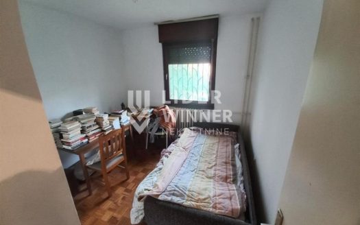 Stan za renoviranje u vojnoj zgradi