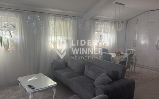 Ekskluzivan stan sa parking mestom