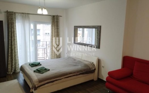 1.0 kompletnoo opremljen, Čuburski park